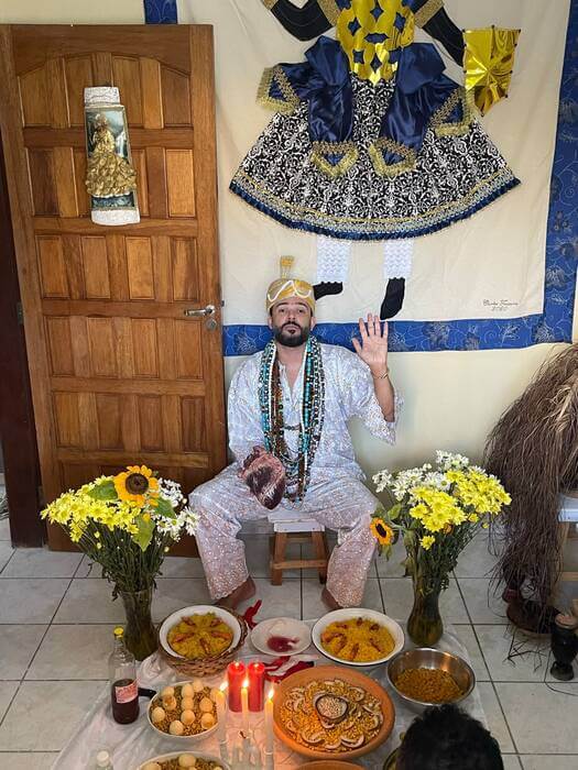 Pai Léo de Oxalá diante do altar da casa