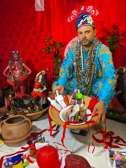 Pai Léo de Oxalá em trabalho espiritual na casa