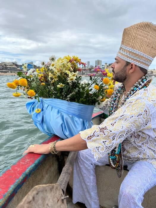 Pai Léo de Oxalá em oferenda no mar, com um cesto de flores
