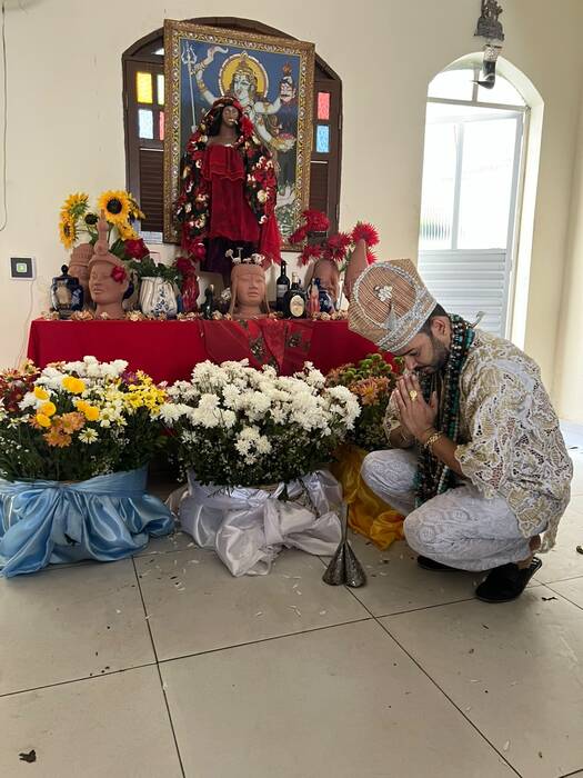 Pai Léo de Oxalá em momento de fé na casa